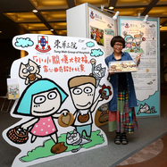 與東華同是土生土長的本地自由創作人文地為「小小關懷大祝福」窩心曲奇設計比賽擔任「關懷大使」，鼓勵市民一起傳播關懷的小種子，為身邊的人送上無限祝福。