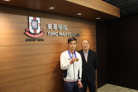 李崇瑋同學(左)與東華學院校長汪國成教授合照。