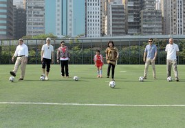 陳婉珍主席(右三)與董事局成員及嘉賓一同為小型足球比賽2013「踢」開序幕。