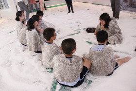 東華三院黃鳳翎中學的「極地展覽館」開放予其他學校團體參觀，當中的互動劇場，加入行動學習裝置， 以提升教學效能及達致環保教學目的。