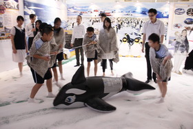 東華三院黃鳳翎中學的「極地展覽館」開放予其他學校團體參觀，當中的互動劇場，加入行動學習裝置， 以提升教學效能及達致環保教學目的。