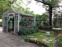 東華三院黃鳳翎中學的「極地展覽館」開放予其他學校團體參觀，當中的互動劇場，加入行動學習裝置， 以提升教學效能及達致環保教學目的。