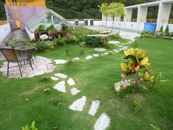 東華三院黃鳳翎中學的「極地展覽館」開放予其他學校團體參觀，當中的互動劇場，加入行動學習裝置， 以提升教學效能及達致環保教學目的。