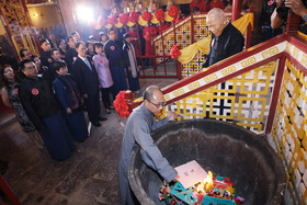 東華三院己酉年主席黎時煖BBS太平紳士為秋祭典禮主祭，並由民政事務局局長曾德成GBS太平紳士及陳婉珍主席暨全體總理陪祭。
