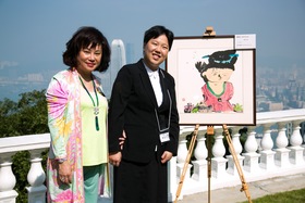 政務司司長林鄭月娥女士(中)在東華三院主席陳婉珍主席陪同下，代表東華致送紀念品予富得拍賣行主席莊家蕙小姐(右)。