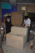2) 砌合物資，製造模型。