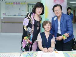 典禮完畢後，陳婉珍主席(左圖左)及香港賽馬會董事范徐麗泰博士(左圖右)與一眾嘉賓參觀中心設施及探望院友。