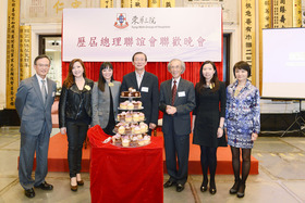 一眾十一及十二月份壽星合照（左起：劉家駿總理、鄧明慧總理、馬陳家歡副主席、余嘯天顧問、翁紹輝總理、陳蕙蘭總理及馮少雲總理）。