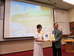 東華三院教育科學務總主任吳奇壎先生（右）頒發紀念品予主講嘉賓香港城市大學應用社會科學系助理講師許娜娜博士。