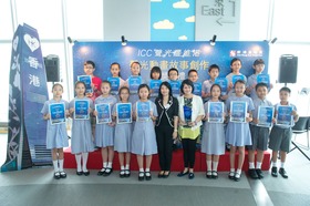 得獎同學及老師出席於天際100香港觀景台舉行的頒獎典禮。