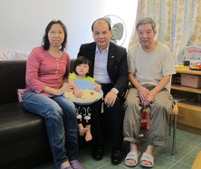 張建宗局長親身到訪保姆住所，探望保姆義工及其照顧的幼兒。