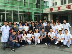 社服科職業治療師與南澳人民醫院復康科同工合照。