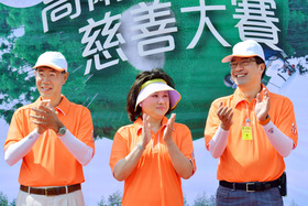 陳婉珍主席(中)與主禮嘉賓食物及衞生局常任秘書長(衞生)袁銘輝太平紳士(左)及政府新聞處處長黃偉綸太平紳士主持開球儀式。