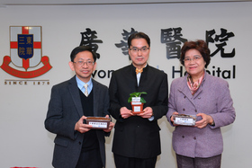 (右起)廣華醫院－香港中文大學中醫藥臨床研究服務中心主任李捍東教授、香港設施管理學會會務總監陳巨星博士及香港浸會大學生物系黃煥忠教授向傳媒介紹中藥渣混入廚餘作堆肥的技術。 