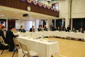 上海海外聯誼會考察團與本院董事局成員就東華三院的慈善服務進行交流。