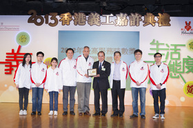 勞工及福利局局長張建宗GBS太平紳士(右四) 頒發2012年「最高服務時數獎」（公眾團體）季軍予本院。