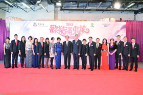 陳婉珍主席(左九)聯同董事局成員及其他嘉賓，與民政局局長曾德成GBS太平紳士(中)一同於「歡樂滿東華」酒會上合照。