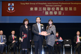 陳婉珍主席(左)及馬陳家歡副主席(右)致送紀念品予國家教育部基礎教育一司王定華司長。