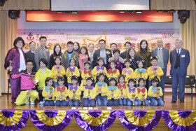 參賽隊伍與東華三院李鋈麟副主席(後排右六)、香港教育學院幼兒教育學系助理教授黃國成博士(後排右四)、教育局總課程發展主任(藝術教育)戴傑文先生(後排右七)及「放學ICU」藝員合照。