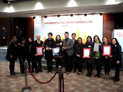 東華三院社會企業得獎單位與評審合照。