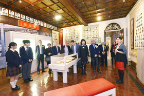 一眾嘉賓於新裝開幕禮後參觀新展覽廳，一同回顧東華的歷史發展。