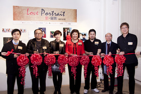 攝影展覽由(左起)愛普生Epson香港市場部經理梁志偉先生、香港專業攝影師公會(HKIPP)會長李寶勳先生、東華三院賽馬會利東綜合服務中心主任黃月華女士、非常作Make Up For Ever Academy策劃總監楊慧君女士、星映傳情 Amazing Grace Productions顧客服務經理余家慶先生、鴨脷洲利東坊眾互助社執行會長黃志毅先生及東華三院賽馬會利東綜合服務中心副主任黃偉雄先生主持啟動儀式。