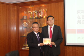 台北經濟文化辦事處嚴重光處長(左)致送紀念品予施榮恆副主席。