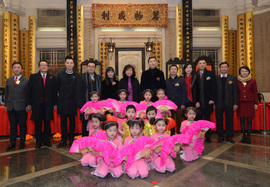 東華三院王胡麗明幼稚園的同學於春節團拜上表演後與董事局成員合照。