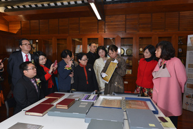 東華三院檔案及歷史文化總主任史秀英( 右三) 向一眾嘉賓講解東華文物保育工作的情況。