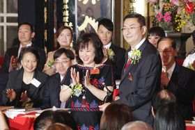 癸巳年主席陳婉珍博士（左）移交契據及印信予甲午年施榮恆主席。