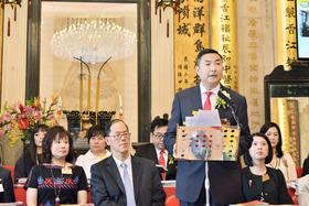 施榮恆主席致就職演詞，闡述東華於來年的服務發展大計。