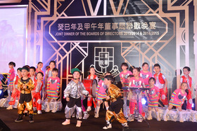 東華三院李黃慶祥幼稚園學生表演HipHop舞蹈（左圖）及東華三院吳祥川紀念中學拉丁舞得獎隊伍表演（右圖），為聯歡晚宴揭開序幕。
