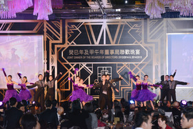 東華三院李黃慶祥幼稚園學生表演HipHop舞蹈（左圖）及東華三院吳祥川紀念中學拉丁舞得獎隊伍表演（右圖），為聯歡晚宴揭開序幕。