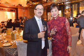 東華三院顧問局成員暨辛巳年主席周振基博士SBS, BBS太平紳士（左）與癸巳年主席陳婉珍博士合照。
