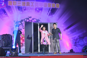 癸巳年主席陳婉珍博士（左）夥拍著名魔術師李行齊先生表演瞬間轉移，為在場每位參加者帶來驚喜。