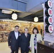 張建宗局長（中）與癸巳年主席陳婉珍博士（右）及李鋈麟副主席於院舍內的懷舊影院合照。