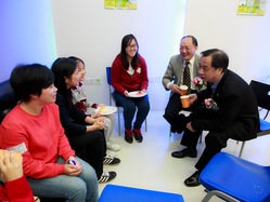 離島扶輪社何麗全社長（右一）及離島扶輪社前社長鄺國鑑先生（右二）與參與計劃的家長及青年導師進行深入的傾談及分享。