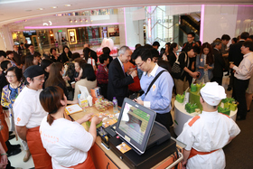 多位嘉賓及傳媒朋友出席iBakery皇室堡曲奇專賣店開業禮，場面熱鬧。