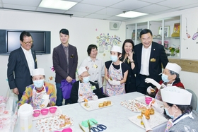 董事局成員在巡視東華三院戴東培社會服務大樓時向長者問好。