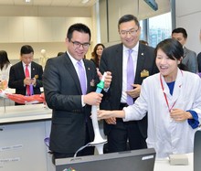 施榮恆主席(中)帶領董事局成員到東華學院巡視。