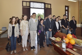 施榮恆主席伉儷( 前排右四及三) 於清明節當天帶領董事局成員到東華義莊拜祭先友。