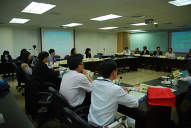 考察團到龍華科技大學與葛自祥校長、林如貞行政副校長、主任及老師們進行交流。