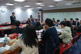 香港僑生、世新大學新聞系學生關學琛同學在交流會上向團員分享其留學歷程。