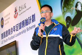 各計劃導師及顧問於記者會上分享如何成為出色青年領袖，包括奧運金牌得主李麗珊小姐(上圖)、跨媒體創作人兼著名司儀鄭丹瑞先生( 中圖) 及曼聯足球學校駐港總教練克里斯托弗．奧拜恩先生。