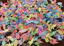 參加親友特別摺製祝福紙鶴，為先人送上祝福思念。