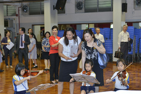 參觀東華三院馬錦燦紀念小學學生練習小提琴的情況。