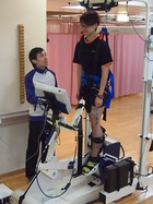 「電激機械脚」有助提升患者的下肢肌肉力量及改善步姿。