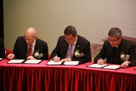 東華三院名譽校監施榮恆主席(中)與其他辦學團體代表一起簽署合作協議。