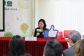 衞生署控煙辦公室主管黃宏醫生支持東華三院戒煙綜合服務中心設立網上互動戒煙平台。