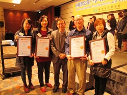 本院社服科職安健委員會主席何錦昌先生(右三)與得獎單位的員工代表合照。